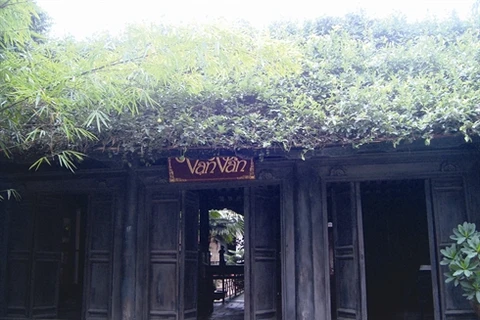 Le portique de la maison Van Vân. 