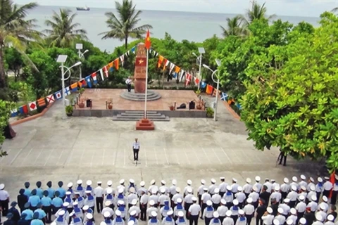 Saluer le drapeau sur l'île de Nam Yêt (Source: VNA)