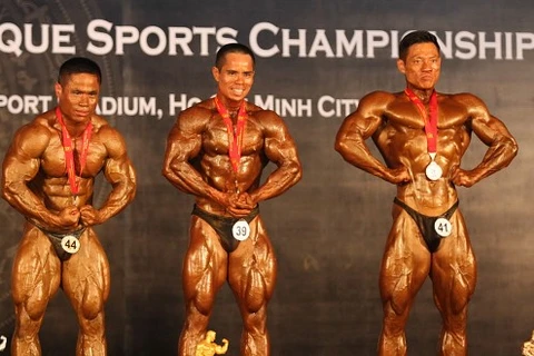 Le culturiste Nguyen Van Lam (milieu) remporte une médaille d'or dans la catégorie des 65 kg messieurs. Photo : internet