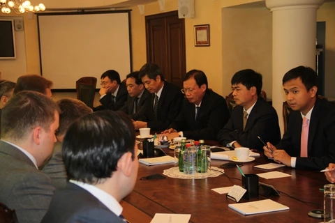 Une délégation du Groupe nationale du pétrole et du gaz du Vietnam (PetroVietnam), dirigée par son président du Conseil d’administration Nguyen Xuan Son, a travaillé avec des dirigeants du secteur énergétique de la Russie. Photo : VNA