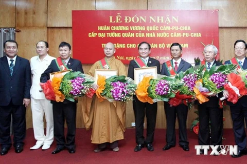 Le Cambodge décore plusieurs cadres vietnamiens. Photo : VNA