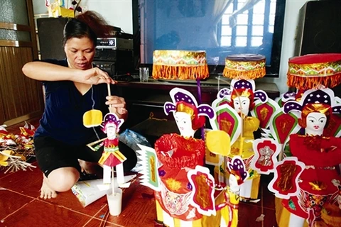 Nguyên Thi Tuyên en plein travail de fabrication de jouets traditionnels pour la Fête de la mi-automne. Photo : VNP/VNA