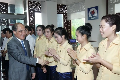 Le président de l'AN du Vietnam Nguyen Sinh Hung rencontre les cadres et employés de la Banque Laos-Vietnam. Photo : VNA