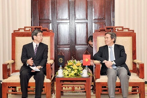 Le gouverneur de la Banque d'Etat du Vietnam Nguyen Van Binh (droite) et le président de la Banque asiatique pour le développement (ADB), Takehiko Nakao. (Source : VNA) 