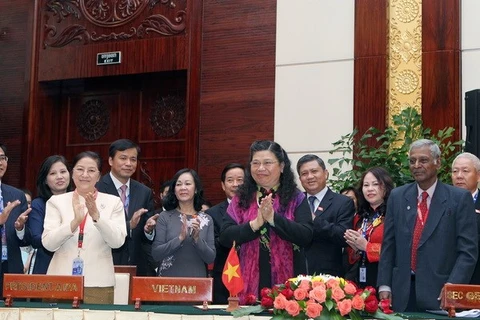 La vice-présidente de l'AN du Vietnam, Mme Tong Thi Phong, a signé le communiqué conjoint de l'AIPA-35. Photo : VNA