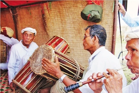 Le tambour Gineng et la flûte saranai, deux instruments indispensables lors des fêtes des Cham. (Source : VNA)