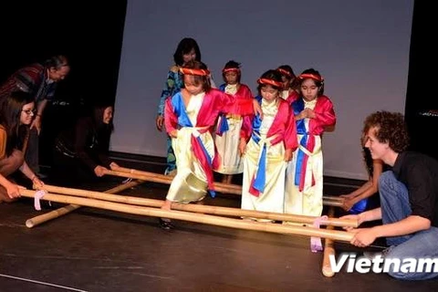 Danse traditionnelle des perches. Photo : To Uyen/VNA