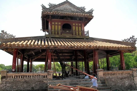 Restauration de Phu Van Lau, un vestige de l’ancienne capitale impériale de Hue. Photo : VNA