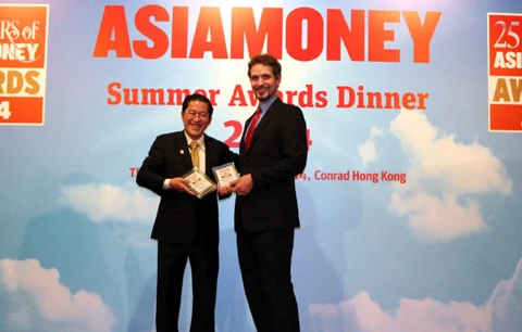 Représentant de HDBank reçoit le prix d'Asiamoney.