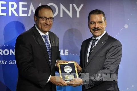 Le second ministre de l'Intérieur, et second ministre singapourien du Commerce et de l'Industrie S. Iswaran (gauche) et le sécrétaire général d'Interpol, Ronald Noble, lors de la cérémonie marquant l'achèvement du centre de l'Interpol pour l'Innovation de