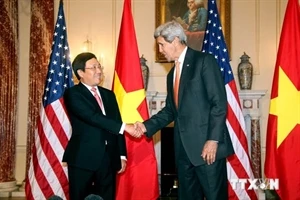 Le vice-Premier ministre et ministre vietnamien des Affaires étrangères Pham Binh Minh et le Secrétaire d'Etat américain John Kerry. Source: VNA
