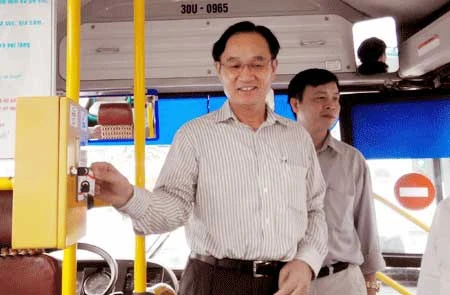 Hanoi lance les billets mensuels électroniques sur la ligne de bus de Giap Bat-Câu Gie. Photo: VNA/CVN 