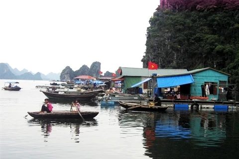 Le village de pêcheurs flottant de Cua Van dans la baie de Ha Long.