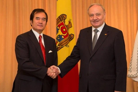 Le président moldave Nicolae Timofti avec le nouvel ambassadeur du Vietnam en République de Moldavie, Nguyen Minh Tri. Photo : Vietnamplus