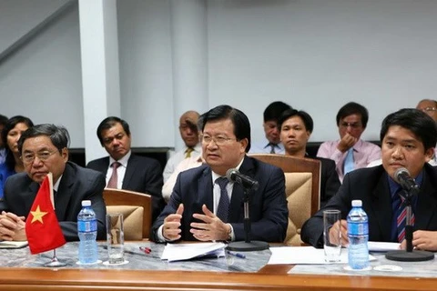 Le ministre vietnamien de la Construction, Trinh Dinh Dung, président du sous-comité de coopération Vietnam-Cuba, prononce un discours d'ouverture. 