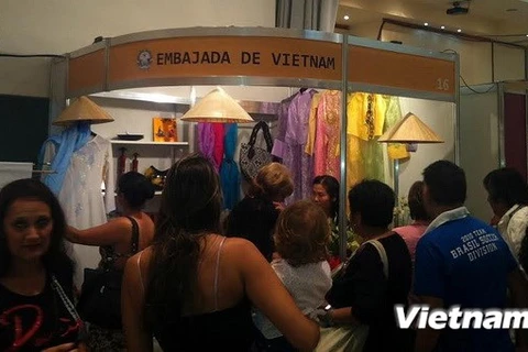 Le stand du Vietnam attire de nombreux visiteurs. Photo : VNA