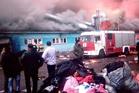 Un vaste incendie a ravagé le marché Ba Coi. Photo : VNA