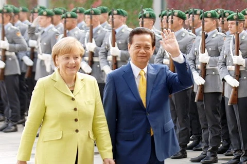 Le Premier ministre Nguyen Tan Dung et la Chancelière allemande Angela Merkel. Photo : VNA