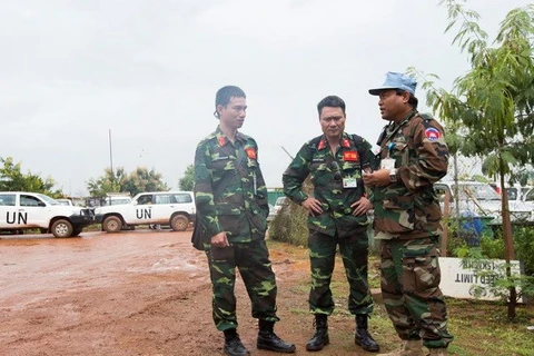 Deux Vietnamiens participant aux forces de maintien de la paix de l'ONU. (Photo: Quang Tuyen/Vietnam+)