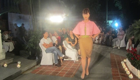 Le défilé de mode ayant pour thème «Le style italien dans la création vietnamienne», tenu soir 15 octobre à la Casa Italia au 18, rue Lê Phung Hiêu, à Hanoi. (Source : VNA)