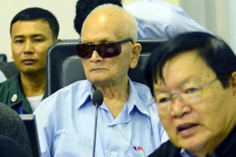 L'idéologue du régime khmer rouge, Nuon Chea (centre), 88 ans, au Tribunal de Phnom Penh, le 17 octobre au Cambodge.