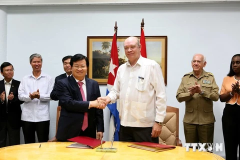 Le ministre vietnamien de la Construction, Trinh Dinh Dung, et le ministre cubain du Commerce extérieur et de l’Investissement étranger, Rodrigo Malmierca Diaz. (Source: VNA)