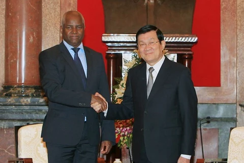 Le président du Vietnam, Truong Tan Sang, a reçu mardi à Hanoi le ministre angolais de l'Intérieur, Angelo de Barros V. Tavares, en visite de travail au Vietnam. Photo : VNA