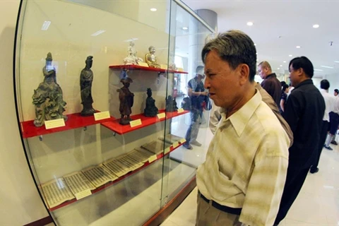 Exposition d'antiquités relatives au bouddhisme dans la ville de Dà Nang (Centre). Photo : VNA