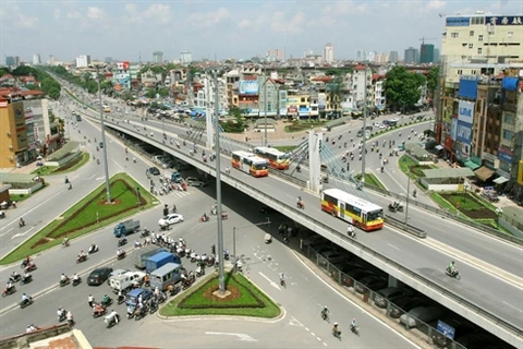 En tant que métropole de 3 millions d’habitants d’un pays en voie de développement, Hanoi a un énorme besoin d’infrastructures pour se moderniser. Photo : VNA 