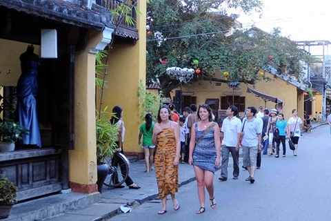 Les visiteurs dans le vieux quartier de Hôi An. Photo : VNA