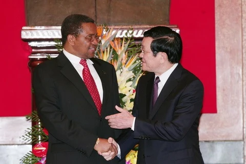 Le président du Vietnam Truong Tan Sang et son homologue tanzanien, Jakaya Mrisho Kikwete. (Source: VNA)