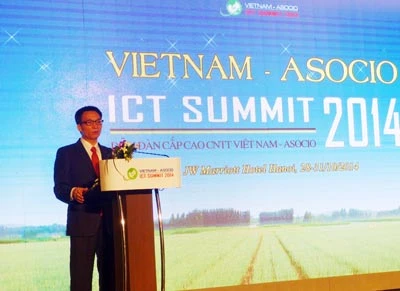 Le vice-Premier ministre Vu Duc Dam participe au Sommet des Technologies de l'information et de la communication ASOCIO. 