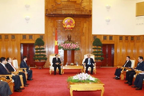 Le vice-PM Nguyen Xuan Phuc et le directeur général de KPL Sounthone Khanthavong. (Source: VNA)