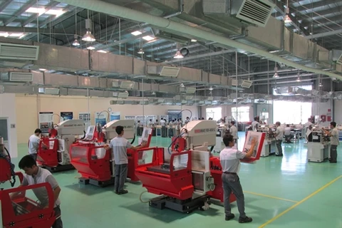 Des employés vietnamiens chez Bosch. Source: VNA