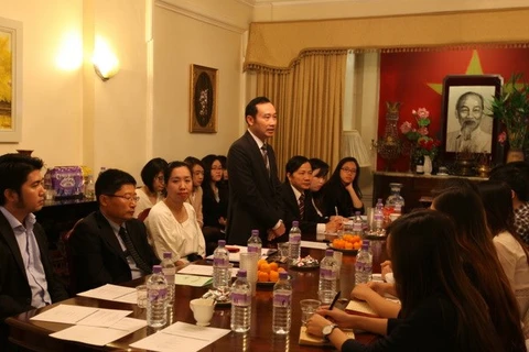 L'ambassadeur du Vietnam au Royaume-Uni, Nguyen Van Thao, prononce un discours lors du congrès annuel de la SVUK. Photo : VNA