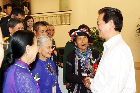 Le PM rencontre des représentants exemplaires du Nord-Ouest. Photo : VNA