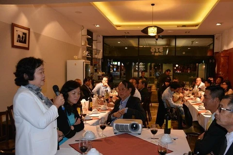 Mme Truong My Hoa, présidente du Club "Pour Hoang Sa - Truong Sa bien-aimé", lors d'une rencontre des Vietnamiens résidant en Australie et des amis internationaux tenue mardi soir à Sydney. 