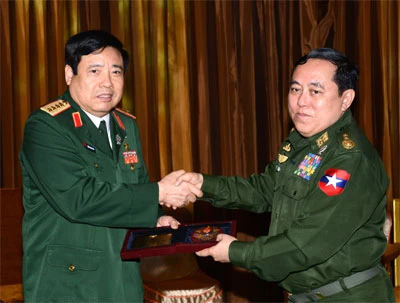 le général Phung Quang Thanh et Le général de division Wai Lwin. Source: qdnd.vn