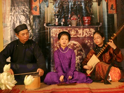 Un spectacle de "ca trù" à la maison commune de Kim Ngân, dans la rue Hàng Bac, à Hanoi. Source: VNA 