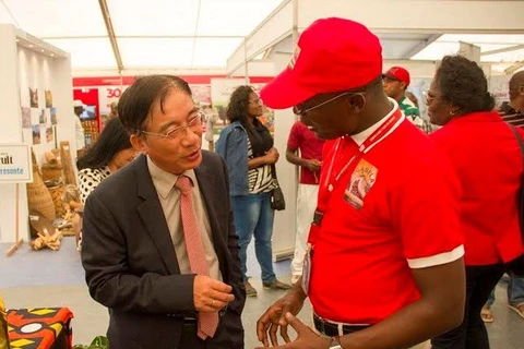 L’ambassadeur du Vietnam en Angola, Do Ba Khoa, participe à une exposition en Angola. Source: VNA
