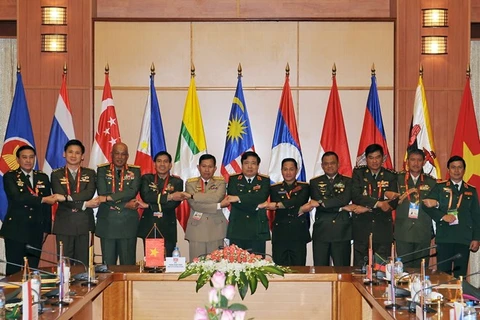 Le ministre de la Défense Phung Quang Thanh et les chefs des armées de l'ASEAN. (Source: VNA)