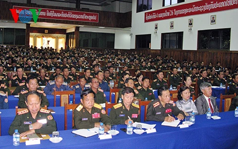 Les délégués participent à un meeting en l'honneur de la 39e Fête nationale du Laos, vendredi à Hanoi. Photo : VOV