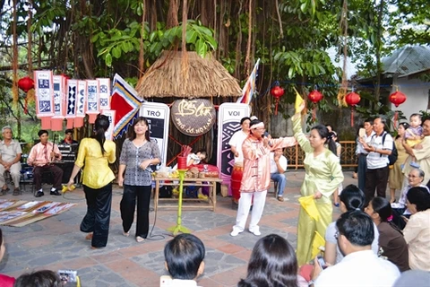 Un spectacle de +bài choi+ dans l’ancien quartier de Hôi An. (Source : VNA)
