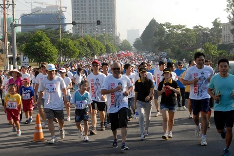 Un grand nombre de personnes a participé à la course Terry Fox en 2013. Photo : VNA