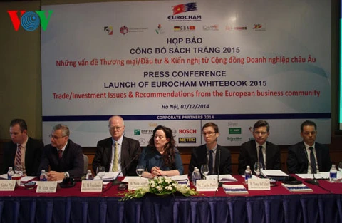 La Chambre européenne du commerce (EuroCham) a organisé lundi 1er décembre à Hanoi une conférence de presse pour présenter le livre blanc 2015, qui traite des questions de commerce. (Source : VNA)