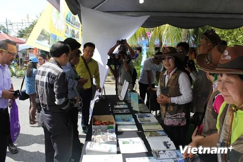 Le stand du Vietnam attire un grand nombre des visiteurs. (Photo : VNA)
