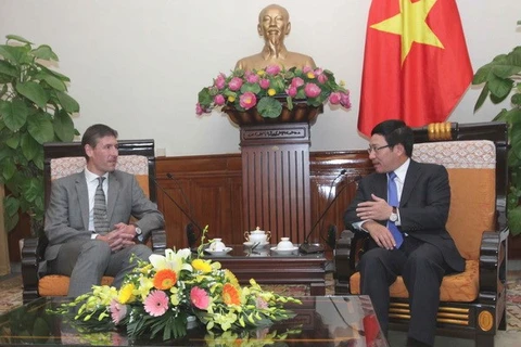 Le vice-Premier ministre et ministre des Affaires étrangères Pham Binh Minh et le nouvel ambassadeur du Royaume-Uni et d'Irlande du Nord, Giles Levier. (Source: VNA)