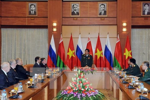 Le général Phung Quang Thanh reçoit des vétérans russes et biélorusses. Photo : VNA