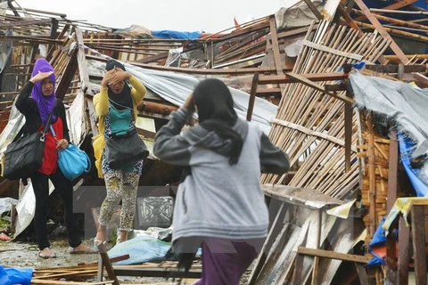 Le typhon Hagupit traverse la ville de Talcoban aux Philippines le7 décembre. Photo : AFP/VNA