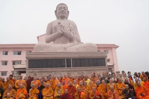 La statue de Bouddha en marbre de 18 mètres de haut et de 700 tonnes dans la pagode Dai Loc: Photo: VNA 